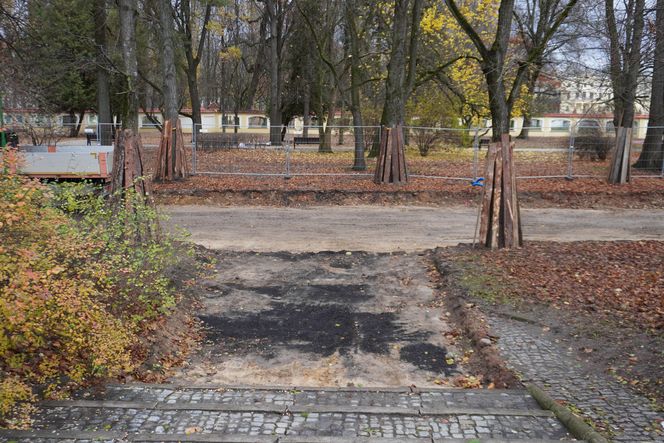 Główne wejście do Parku Planty zagrodzone