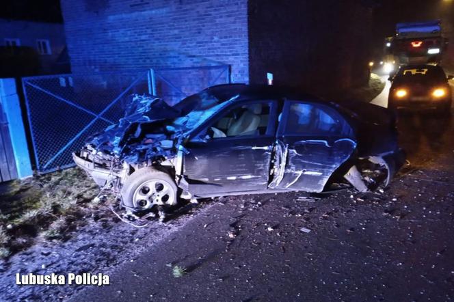 Pijany kierowca roztrzaskał Alfę Romeo 156