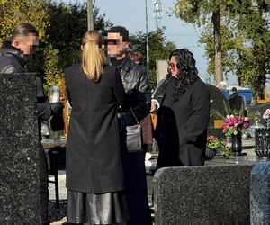Zapłakana Edzia z nad grobem Dżejka. Kaźmierska nie weszła jej w drogę