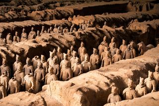 Turysta dał susa i zniszczył słynny zabytek! Szokujące nagranie