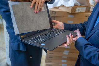 Ponad 300 laptopów trafi do ukraińskich uczniów. Pozwolą młodym uchodźcom kontynuować naukę