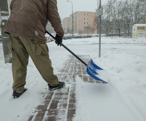 Dlaczego należy odśnieżać dach i chodniki? Wyjaśnia szczecińska policja