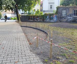 Zmienia się skwer na rogu Wałowej i Marcinkwoskiego w Lesznie. Będą nowe nasadzenia i budka meteo