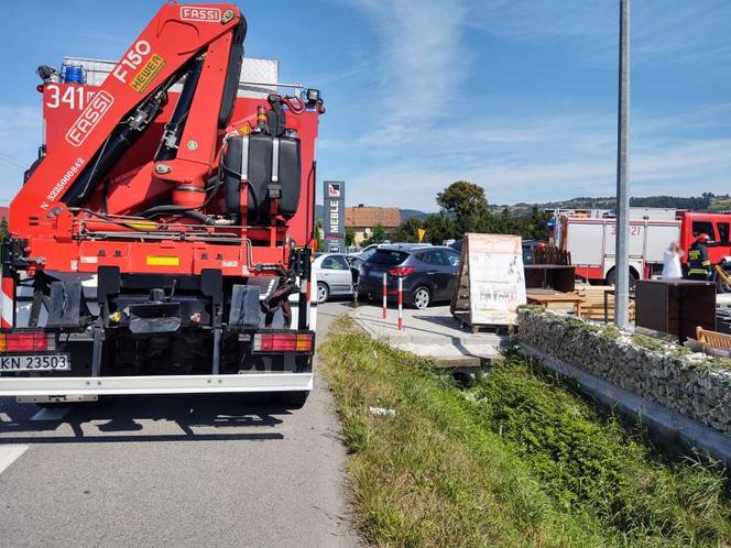 Nowy Sącz. Wypadek na ul. Tarnowskiej. Dzieci wśród poszkodowanych, trzy osoby w szpitalu [ZDJĘCIA]