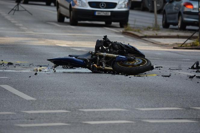 Wypadek z udziałem motocyklisty. Trwa dramatyczna walka o jego życie