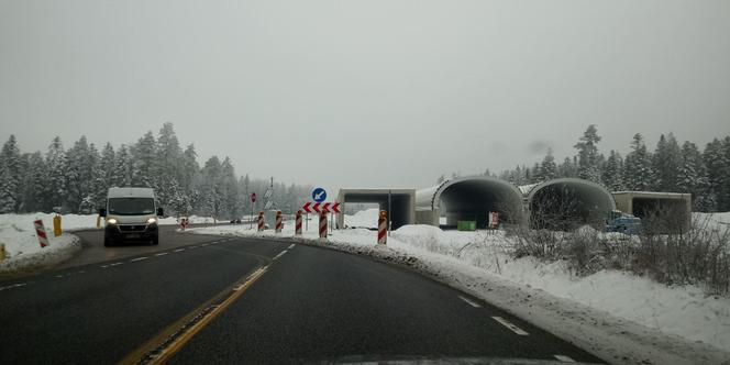 Plac budowy obwodnicy Wąchocka w zimowej scenerii