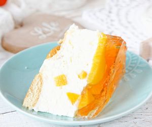 Brzoskwiniowy raj. Przepis na sernik na zimno z brzoskwiniami