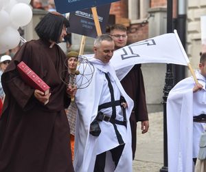 Kolorowa parada na otwarcie Dni Torunia. Przeszła przez serce toruńskiej starówki