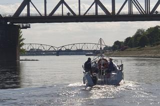 Akcja ratunkowa na Wiśle w Toruniu. Wodniacy ocalili załogę jachtu [ZDJĘCIA]