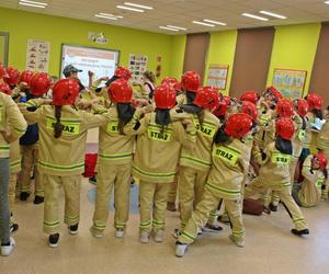 Na wyposażenie sali OGNIK trafiło łącznie 30 kompletów ubranek strażackich i hełmów dla dzieci oraz dwa defibrylatory szkoleniowe