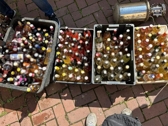 Będzińscy policjanci zlikwidowali nielegalną bimbrownię. Zabezpieczyli 550 litrów nielegalnego alkoholu