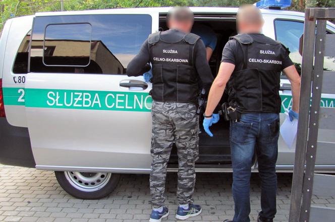KAS rozbiła grupę przestępczą. Chodzi o fałszowanie faktur VAT. 10 osób zatrzymanych. Znaleziono broń i narkotyki