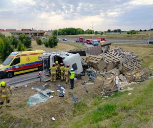 Wypadek w Elizówce. Kierowca był zakleszczony w pojeździe