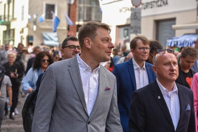 Kolorowa parada na otwarcie Dni Torunia. Przeszła przez serce toruńskiej starówki