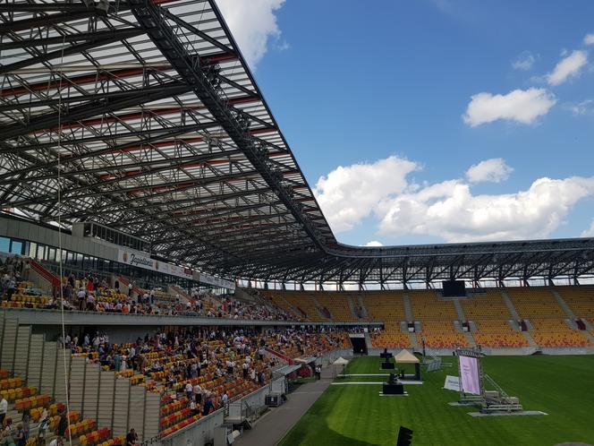 Kongres Świadków Jehowy w Białymstoku. Na stadionie miejskim tysiące uczestników [ZDJĘCIA]