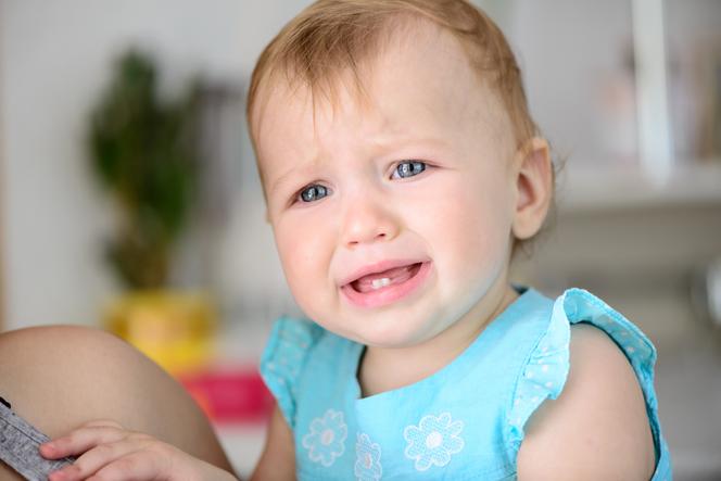 Jak ulżyć dziecku w czasie ząbkowania? Czy można stosować żele na ząbkowanie bez ograniczeń? 