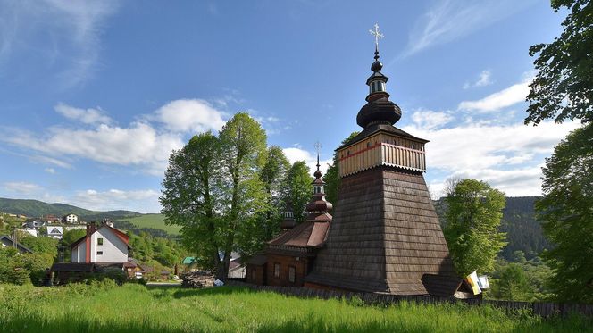 To jedna z najmniejszych małopolskich wsi. Kiedyś król Polski podarował ją biskupowi z Krakowa 