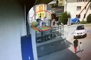 Śląskie: Starsza pani została zepchnięta ze schodów w Biedronce. Policja szuka sprawcy oraz świadków zdarzenia