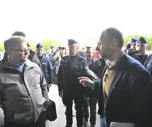 Komornicy na Modlińskiej. Nerwowe starcie przy hali na Białołęce. Ostry konflikt kupców z zarządcą hali