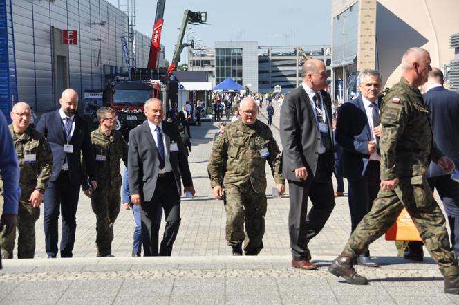 31. Międzynarodowy Salon Przemysłu Obronnego w Targach Kielce. Dużo sprzętu i tłumy zwiedzających