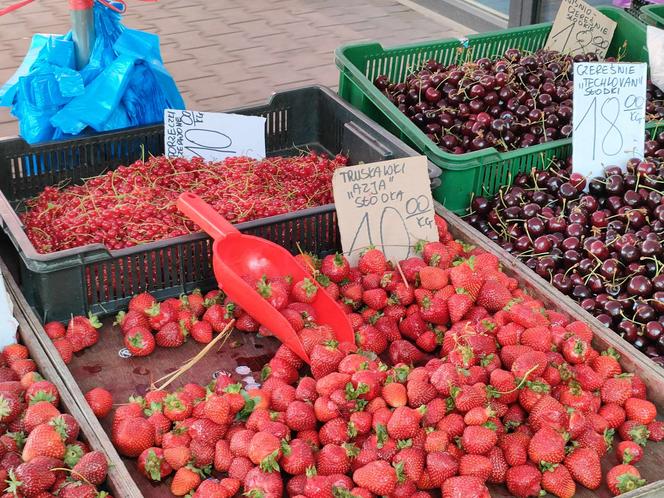 Cena czereśni i truskawek na łódzkich targowiskach. Zobacz, ile kosztują owoce w Łodzi