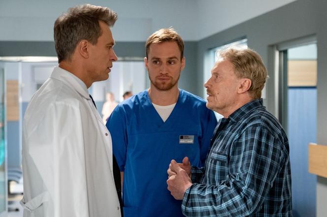 Na dobre i na złe odc. 728. Cezary (Daniel Olbrychski), Michał (Mateusz Janicki), Falkowicz (Michał Żebrowski)