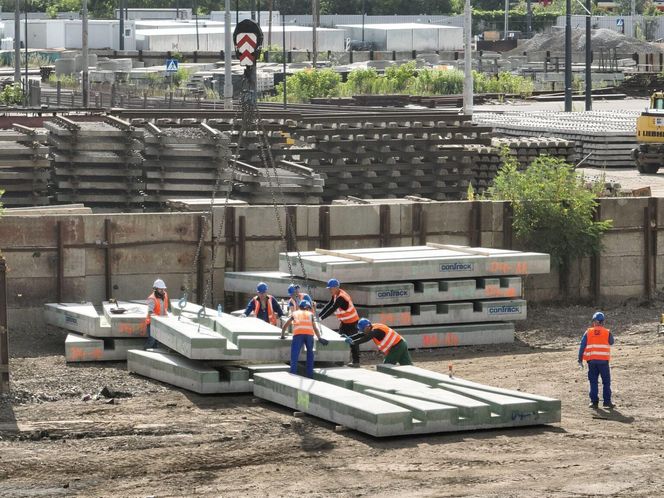 Płyty prefabrykowane do remontu tramwajowego placu Zawiszy w Warszawie