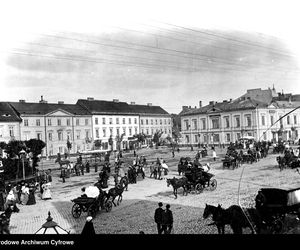 Plac Trzech Krzyży w Warszawie, w tle tramwaj konny (reprodukcja zdjęcia z lat 1881-1897)