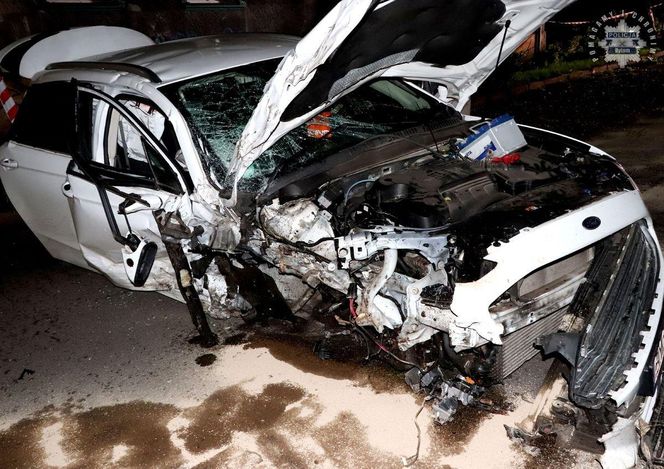 Bytom. 44-latek roztrzaskał auto na drzewie. Ford został zmiażdżony