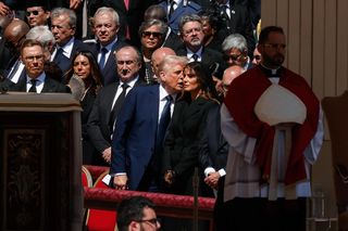 Żona strofowała Trumpa na pogrzebie papieża! Przyznał jej rację