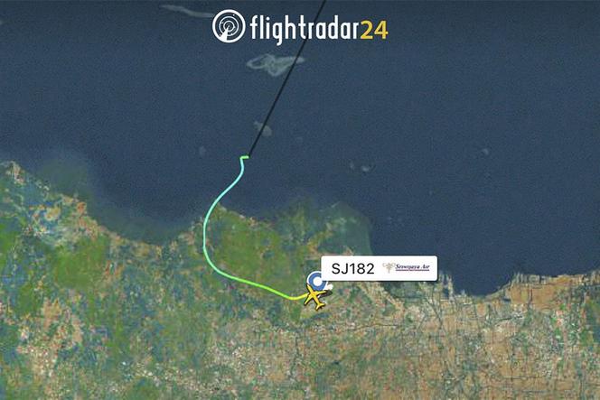 Boeing 737 zniknął z radaru podczas lotu w Indonezji