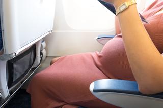 Podróżowanie samolotem w ciąży: przepisy linii lotniczych