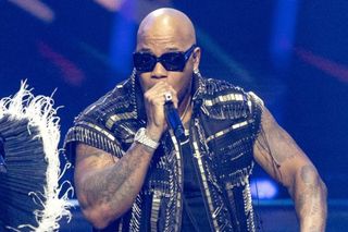 Powrót do lat 2000! J.Lo, Pitbull, Nelly Furtado, Melanie C już byli – teraz czas na Flo Ridę i jego imprezowe hity