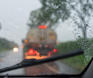 Marznące opady w pięciu województwach. IMGW ostrzega kierowców