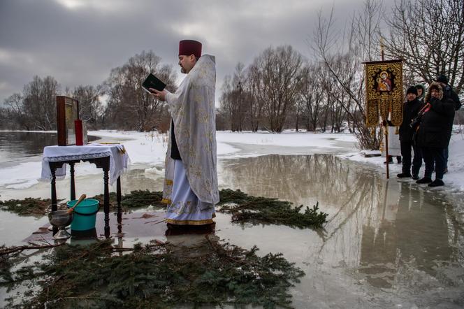 Prawosławni w Sławatyczach obchodzą Święto Jordanu. Woda w Bugu znów poświęcona