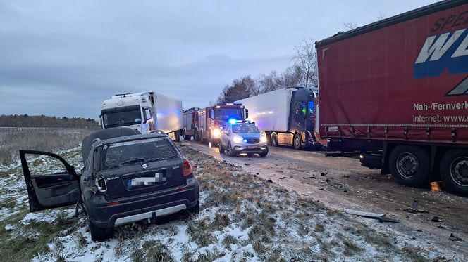 Karambol na autostradzie A4 pod Bolesławcem. Zderzyło się siedem aut, nie żyje kierowca busa 