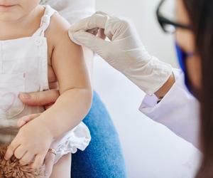 Będą mandaty za brak szczepień. Ministerstwo tak chce karać nieodpowiedzialnych rodziców