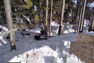 Kościelisko. Młoda kobieta huknęła skuterem w drzewo. Z ciężkimi obrażeniami trafiła do szpitala