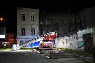 Pożar przy ul. Dąbrowskiego w Białymstoku. Strażacy gaszą budynek w centrum miasta