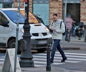 Janusz Kowalski przechodzi przez pasy na czerwonym