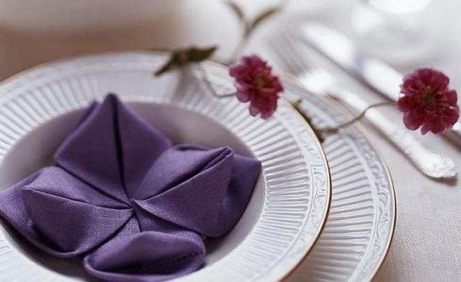 Składanie serwetek: jak ułożyć serwetkę w gwiazdkę