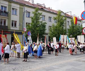 Boże Ciało 2024. Tłumy wiernych przeszły w procesji ulicami Białegostoku