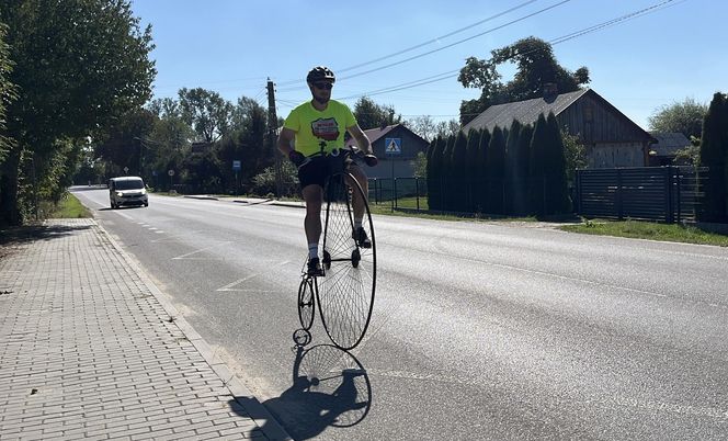 Strażak jedzie bicyklem dookoła Polski. Wszystko dla chorej córeczki