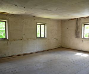 Zabytkowy dom kowala z kuźnią przechodzi remont - prace prowadzi Witold Podsiadło, spec nad spece w dziedzinie tradycyjnego budownictwa Dolnego Śląska.