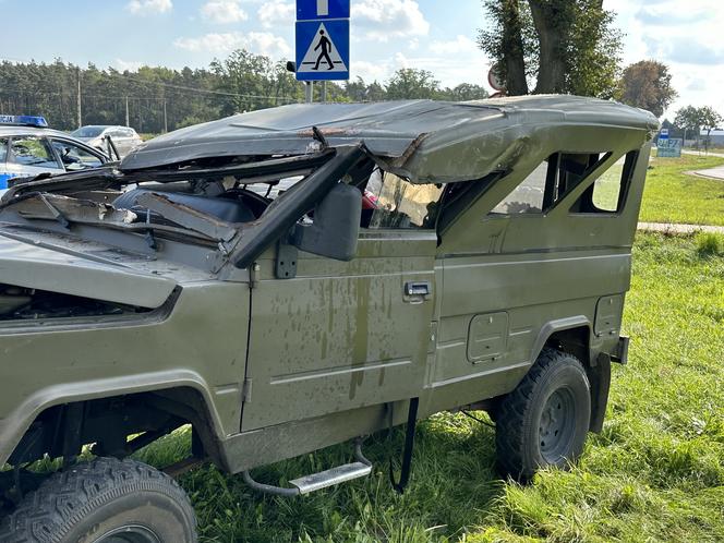 Wojskowe auto wylądowało na dachu. Ranny 34-latek