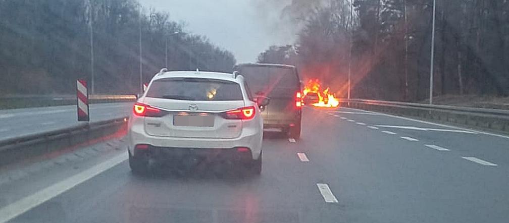 Pożar samochodu na DK88 w Gliwicach