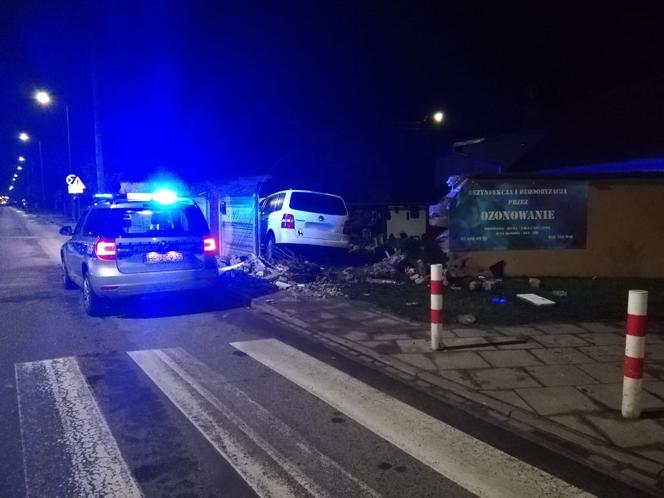 Wziął auto mamy i ROZTRZASKAŁ je na płocie! O krok od gradii w Rawiczu [ZDJĘCIA] 