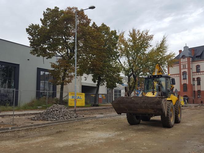 Czy zdążą? Do końca tygodnia zakończyć ma się przebudowa odcinka Dąbrowskiego w Lesznie