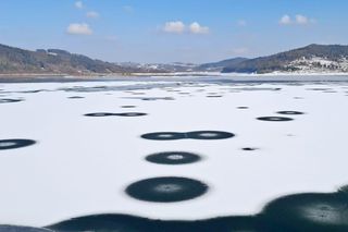Na rzekach pojawił się lód brzegowy i śryż. Służby ostrzegają