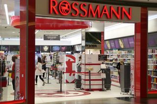 Luksusowe i eleganckie perfumy kultowej marki skradły serca Polek. Teraz w promocji Rossmanna są za 38 zł. „Mama jest bardzo zadowolona”